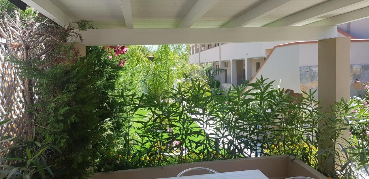 Palm Village Виласимиус Екстериор снимка