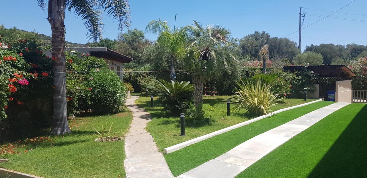 Palm Village Виласимиус Екстериор снимка