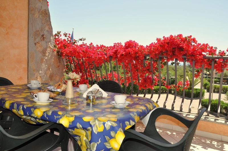 Palm Village Виласимиус Екстериор снимка