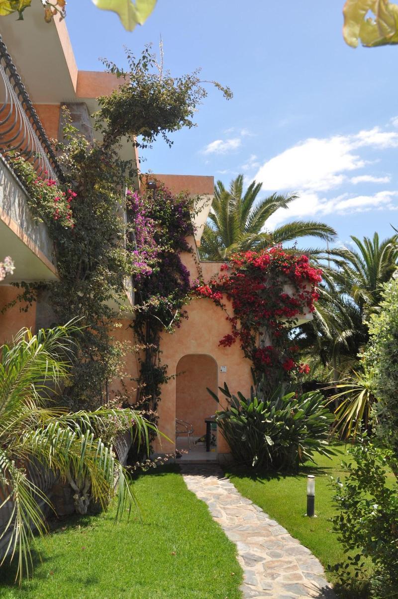 Palm Village Виласимиус Екстериор снимка
