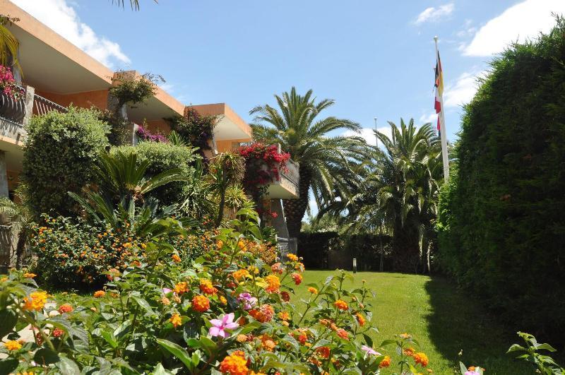 Palm Village Виласимиус Екстериор снимка