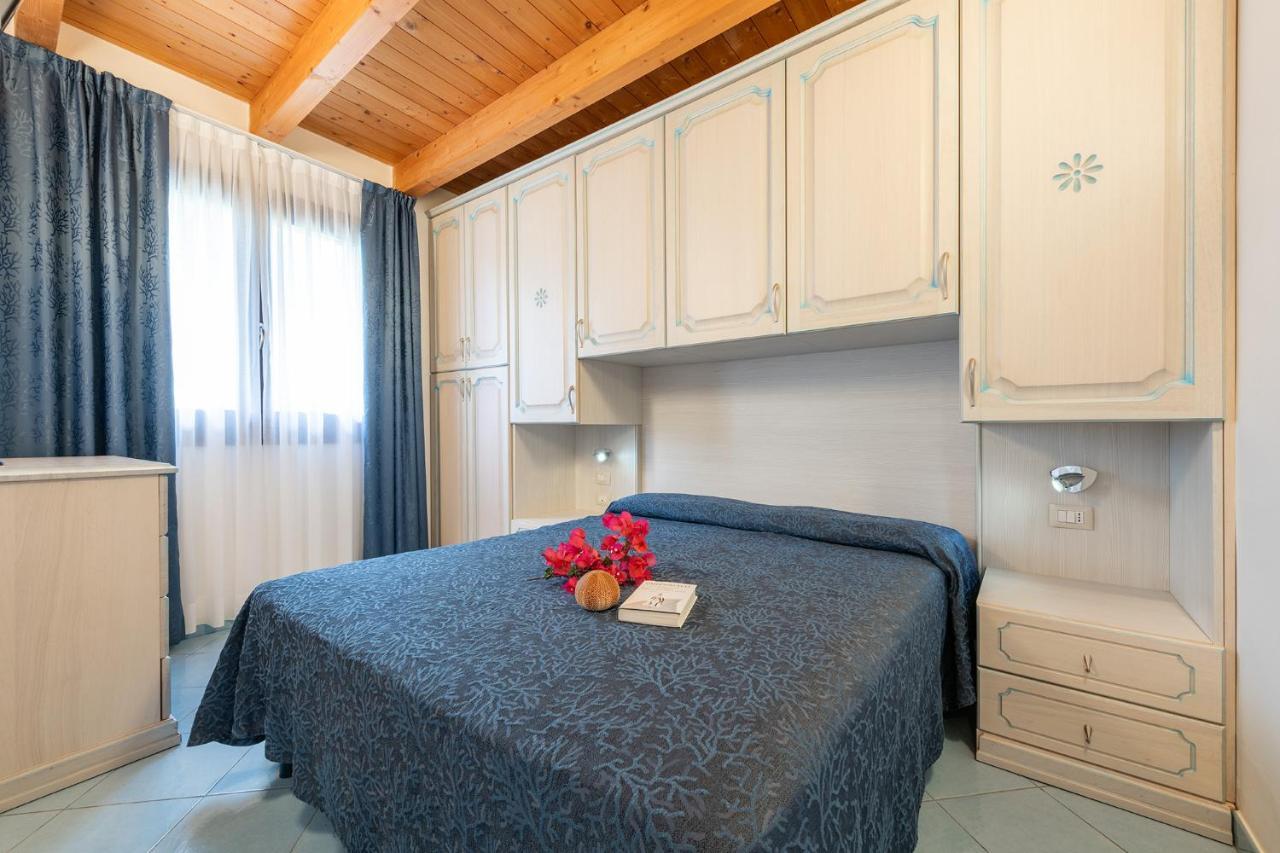 Palm Village Виласимиус Екстериор снимка
