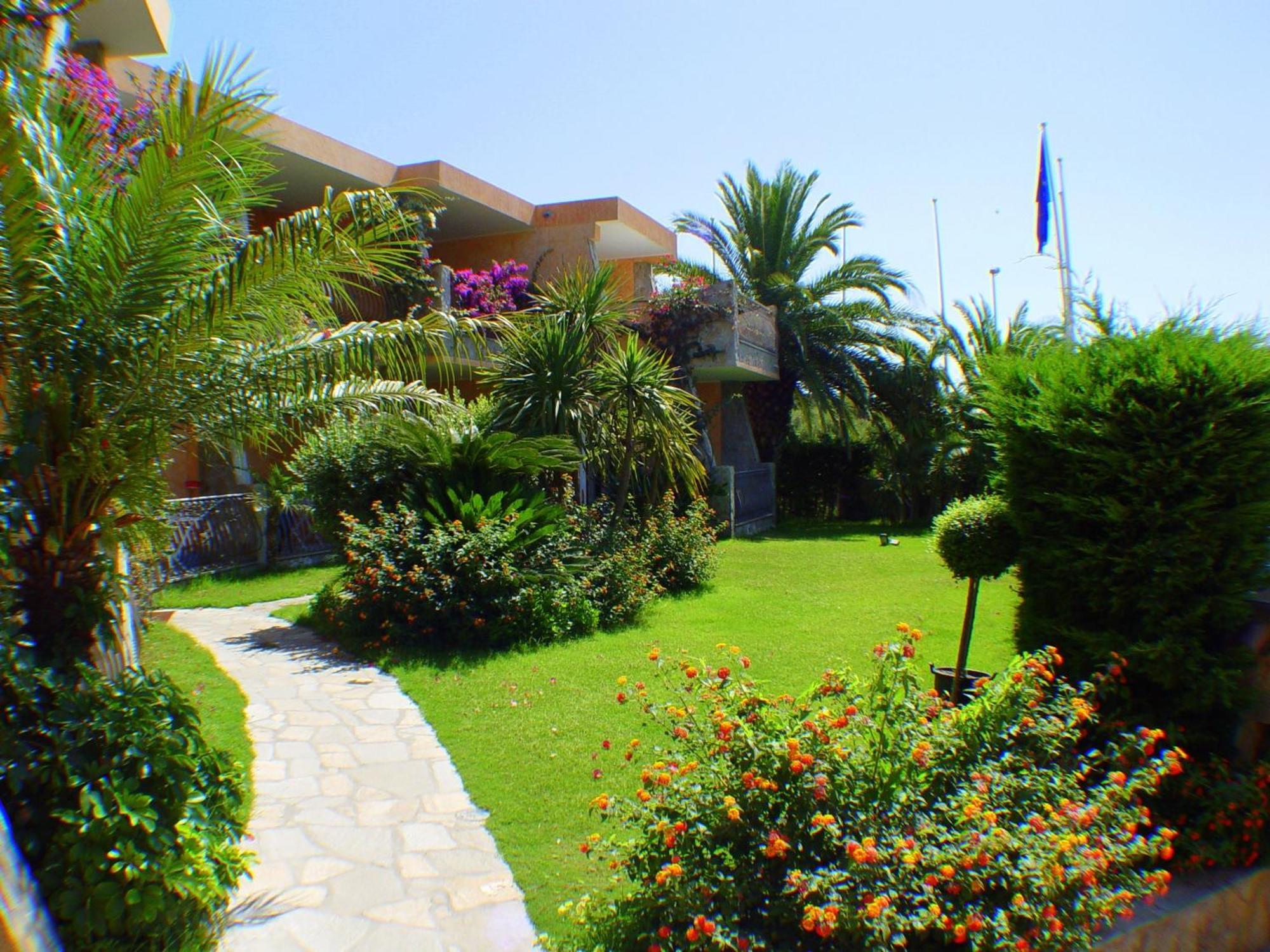 Palm Village Виласимиус Екстериор снимка